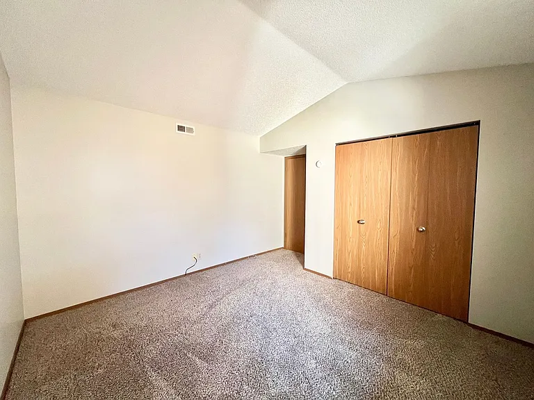 Oakridge Apartments — Photo 20