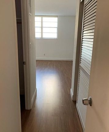 5th image of 19390 Collins Ave APT 427