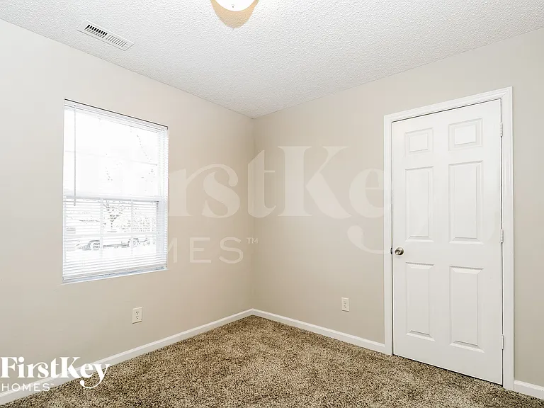 110 Stillwell St — Photo 11