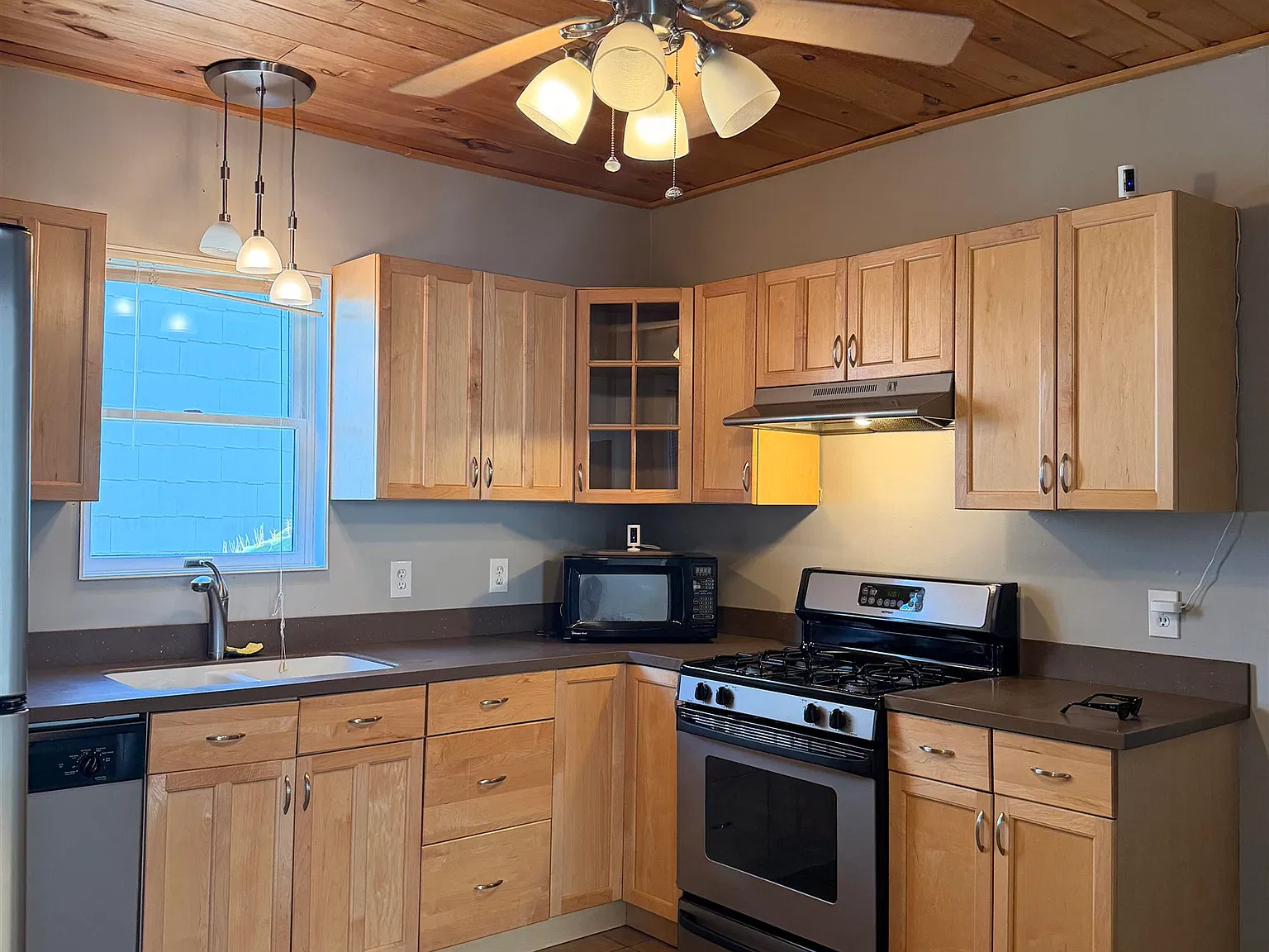 3 bed, 1.0 bath, 1168 sqft, $2,800 — Photo 4