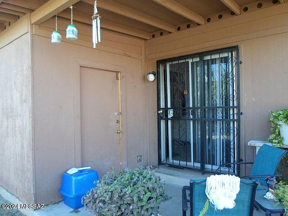 2nd image of 3311-3313 E Blacklidge Dr