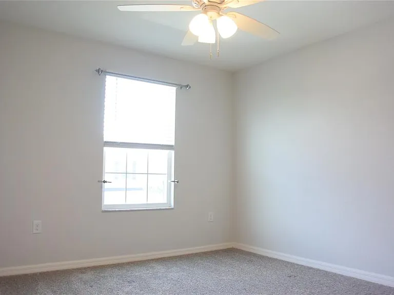 1213 Grantham Dr — Photo 17