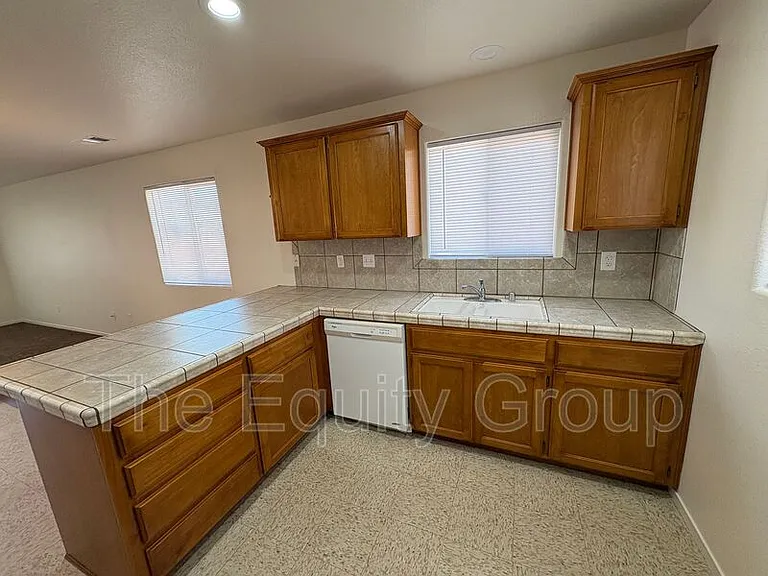 2106 W Lark Ave — Photo 7