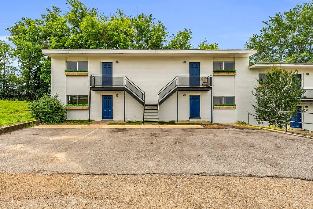 2 bed, 740 sqft, $825 — Photo 1