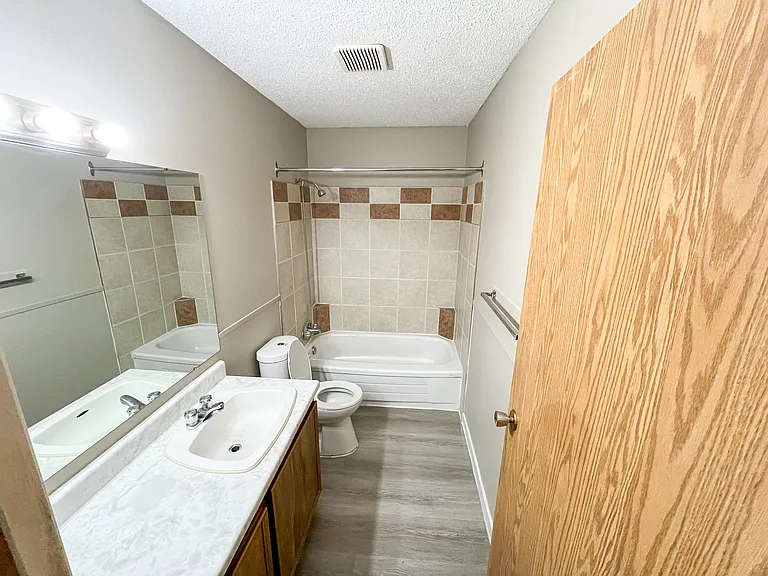 906 Duchess St — Photo 15