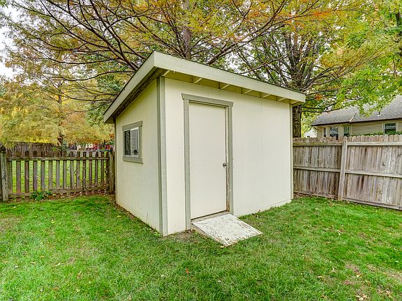 Nice shed in backyard! 