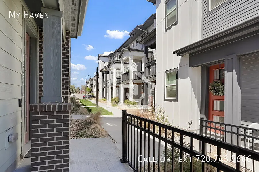 Spacious 3 Bed, 2.5 Bath Townhome in Prime Lakewood Location - Solar — Photo 4