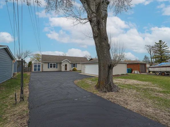 707 Kingston Blvd, McHenry, IL 60050