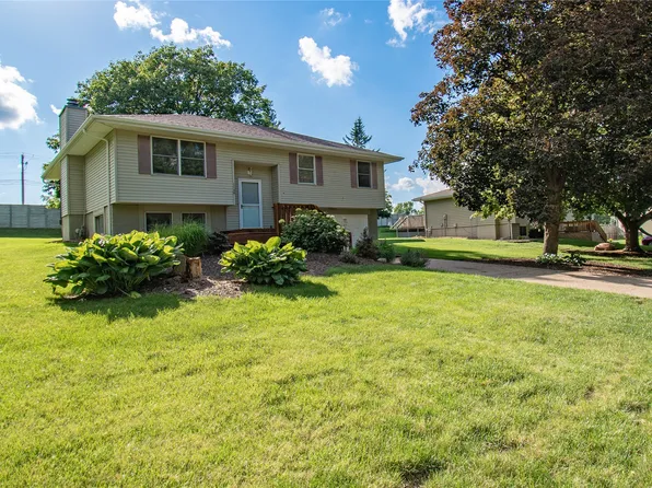 1148 Pinehurst Ln, Norwalk, IA 50211