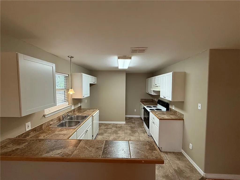 3 bed, 2.0 bath, 1168 sqft, $1,500 — Photo 3