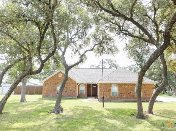 801 Brushy Creek Dr, Yoakum, TX 77995