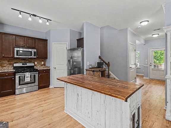 3rd image of 252 Parkmont Way