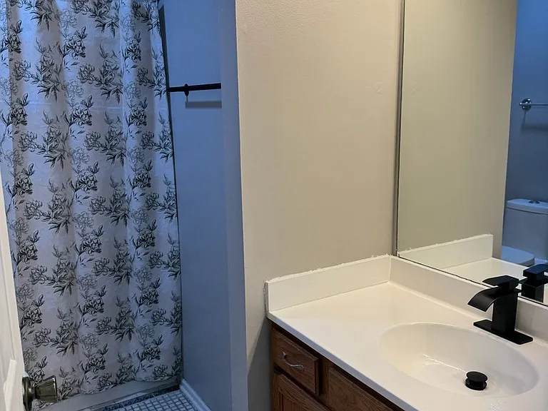 2404 Kenmore Ct — Photo 23
