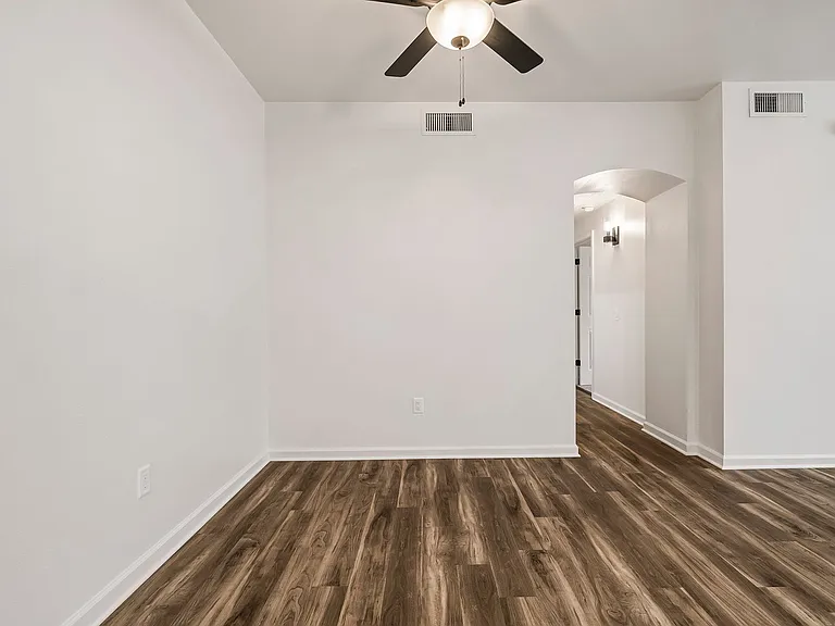 Sterling Oaks Luxury Apartments — Photo 50