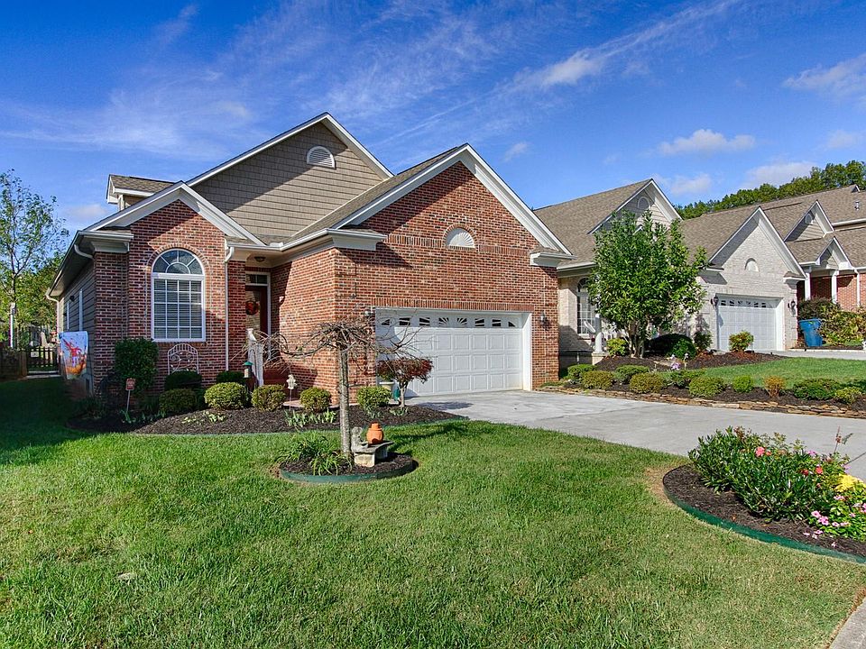 1st image of 923 Gothic Manor Way