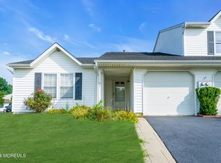 37 Farragut Sq, Freehold, NJ 07728