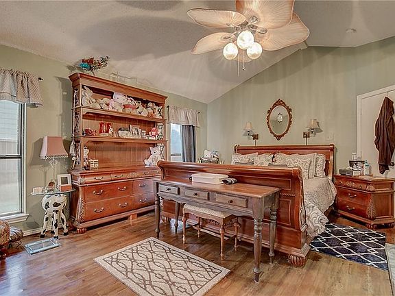 5th image of 321 Creekmeadow Ln