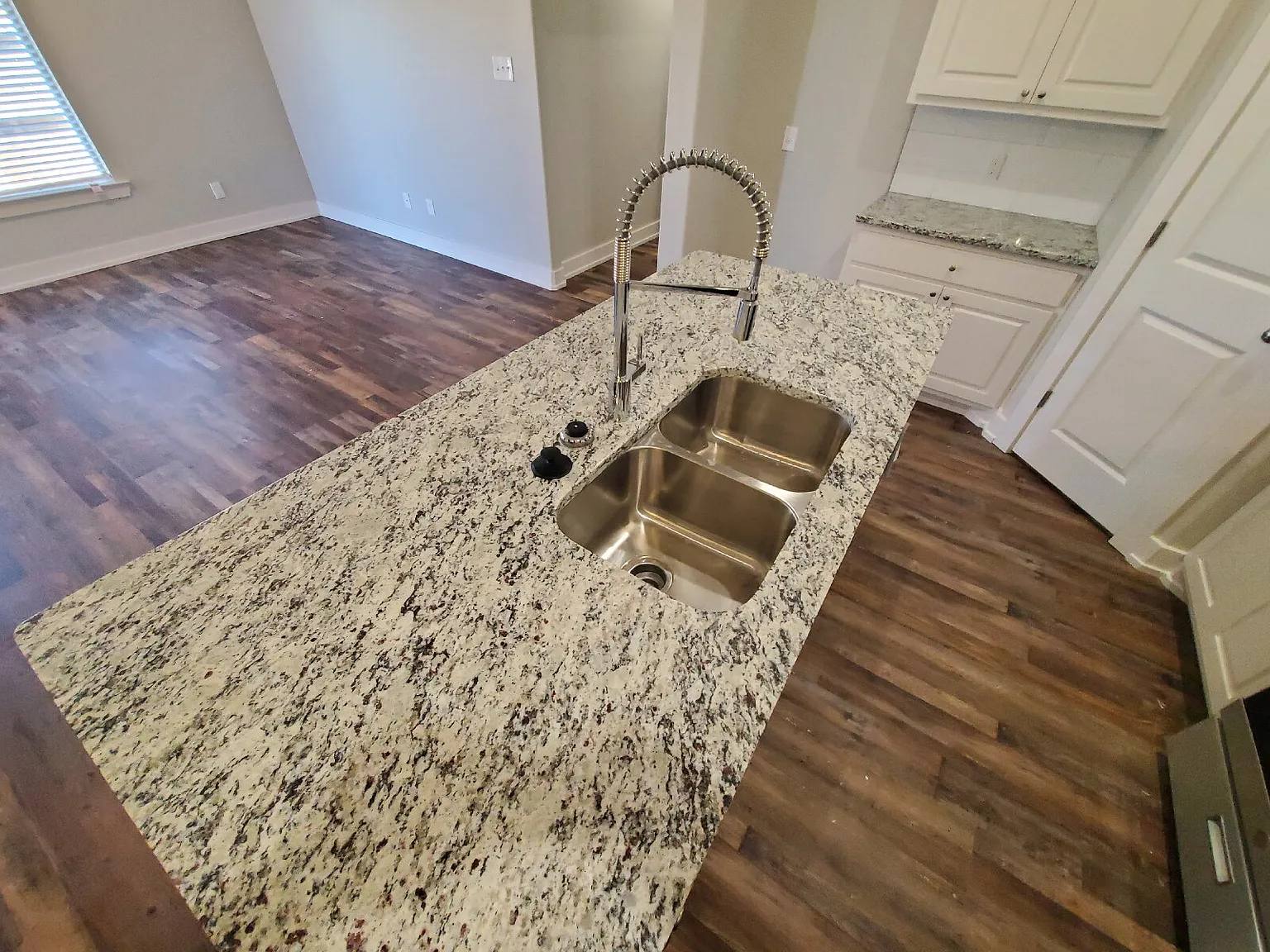 3 bed, 2.0 bath, 1407 sqft, $1,300 — Photo 3
