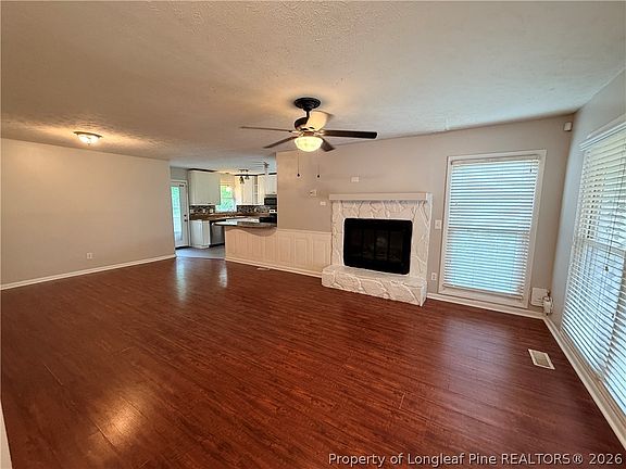 3rd image of 1375 Worstead Dr