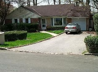 9 Lawson Ln, Great Neck, NY 11023