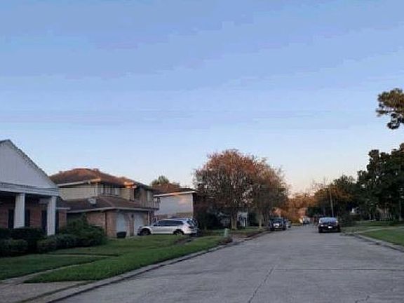 Exterior Neighborhood (street photo)