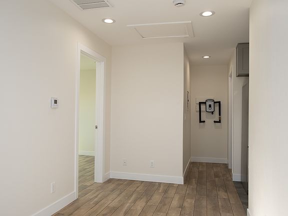 3rd image of 6407 Camellia Ave #1/2