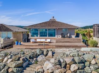 2556 Sunlight Beach Rd, Clinton, WA 98236