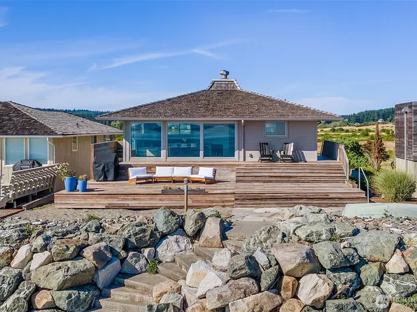 2556 Sunlight Beach Road, Clinton, WA 98236