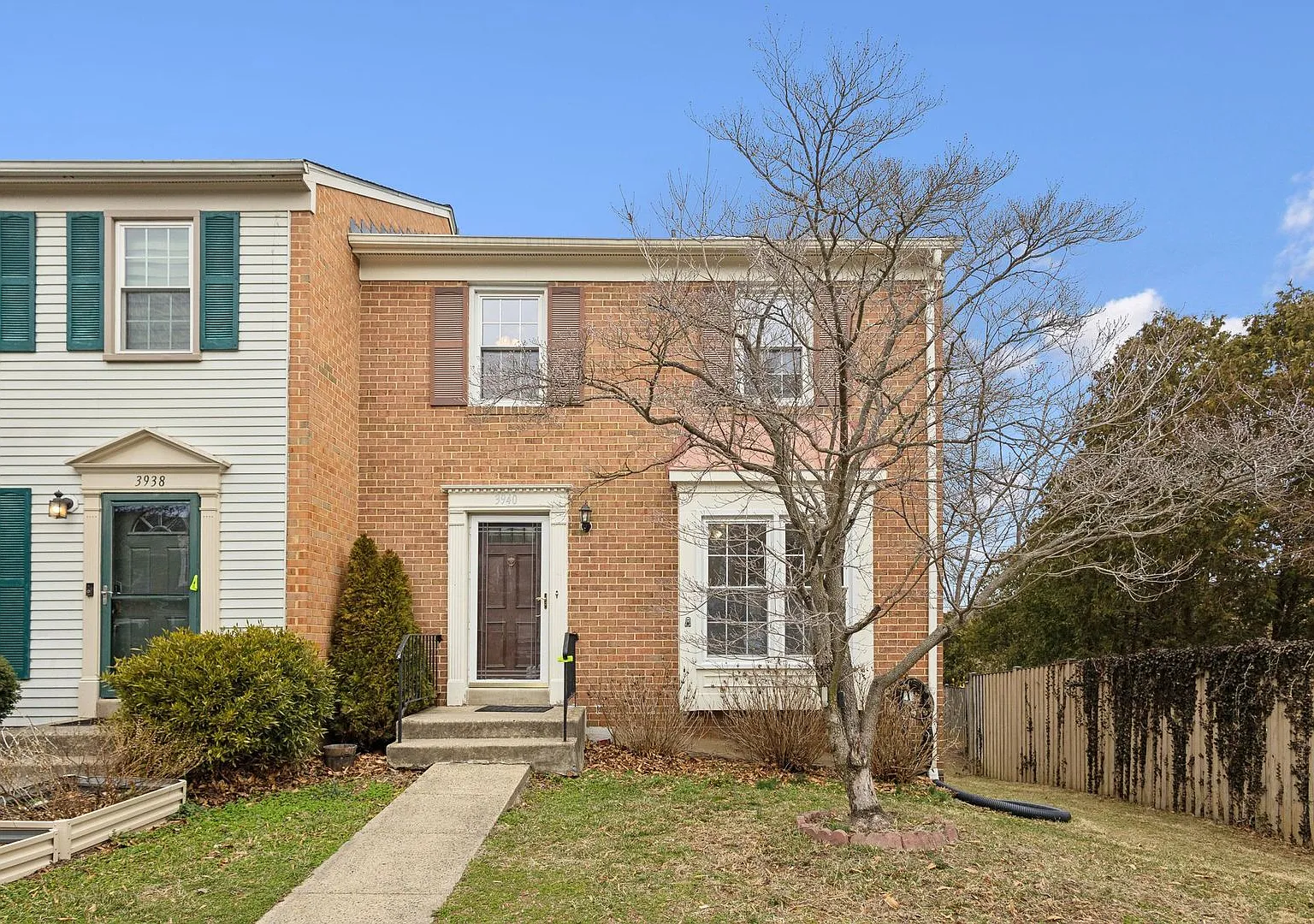 Charming & Updated Townhome in Prime Fairfax Location! — Photo 1