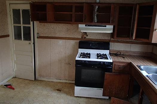 3rd image of 204 Dwight Dr