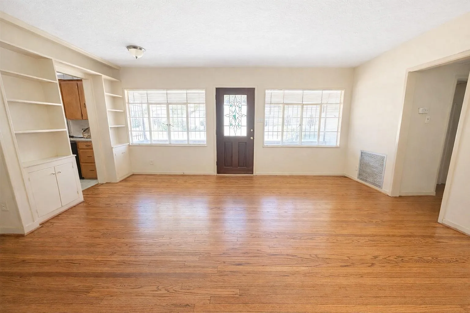 3 bed, 2.0 bath, 1986 sqft, $2,300 — Photo 3