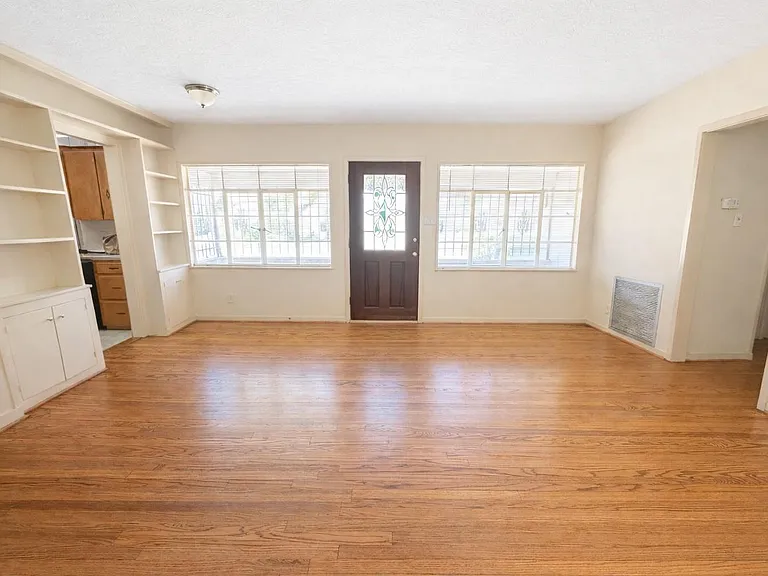 903 Lamonte Ln — Photo 3