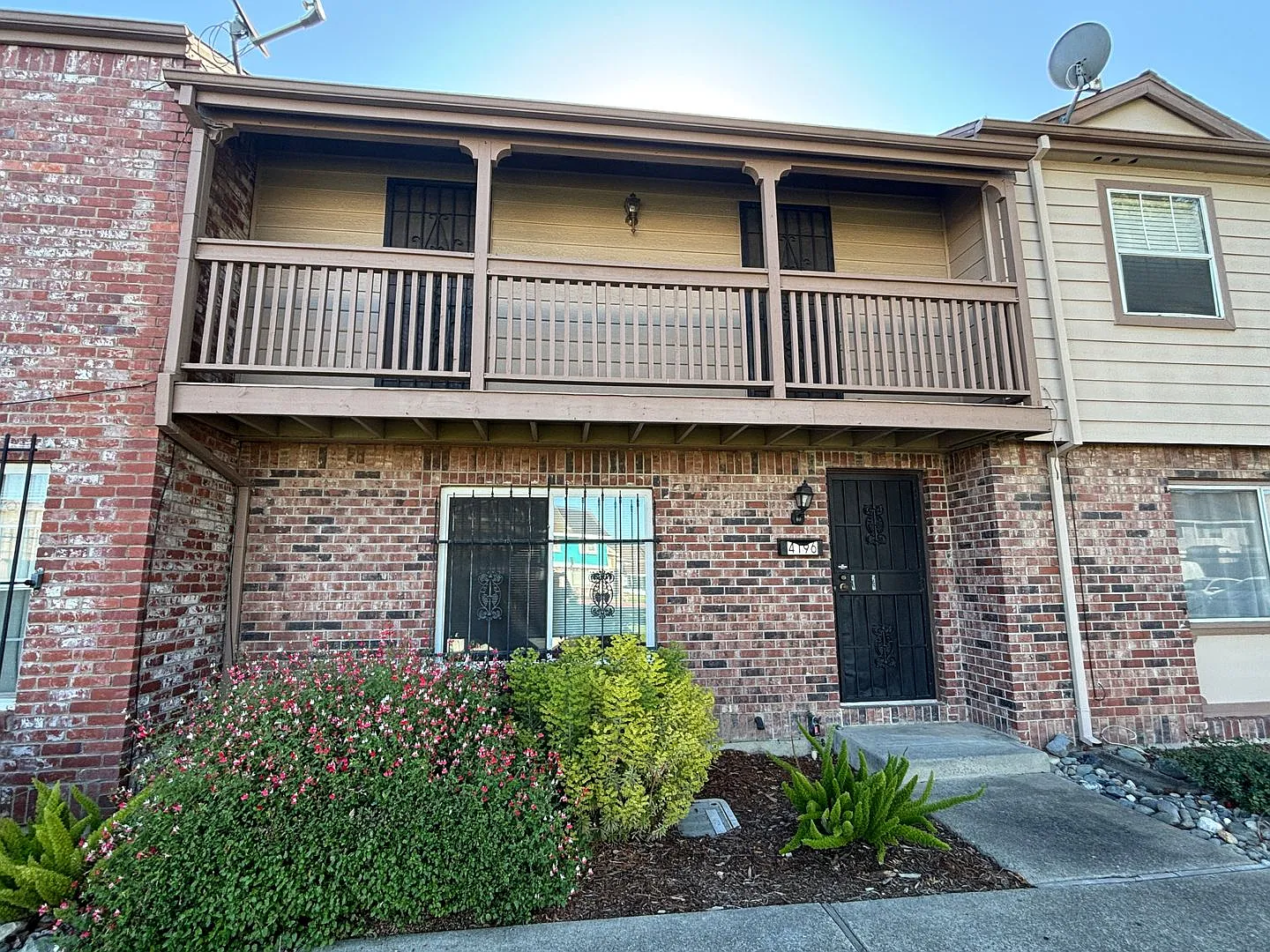 Nice 3 Bed, 1 Bath, Two Story Condo Overlooking Pool — Photo 1