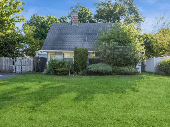 48 Bloomingdale Rd, Levittown, NY 11756