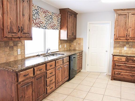3rd image of 934 Windy Meadow Dr