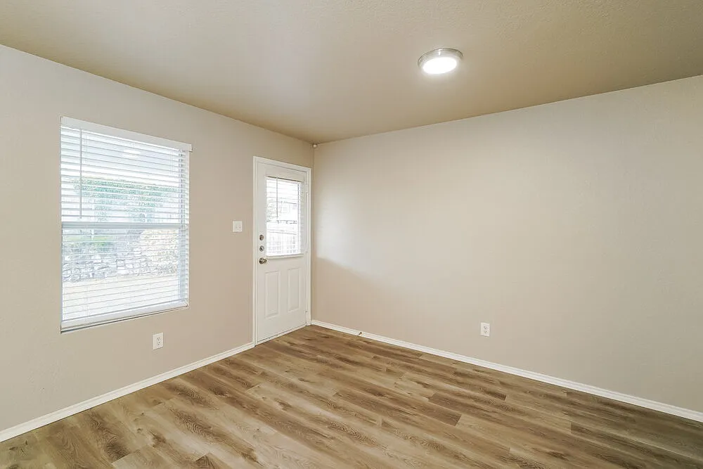 4 bed, 2.0 bath, 1724 sqft, $2,205 — Photo 4