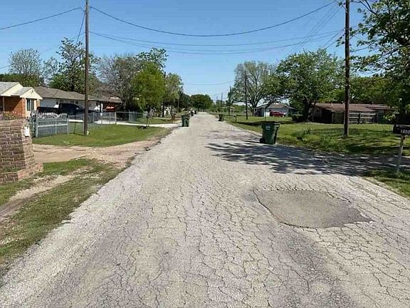 Exterior Neighborhood (street photo)