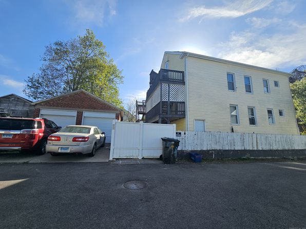 4 Tinker Ct, New London, CT 06320