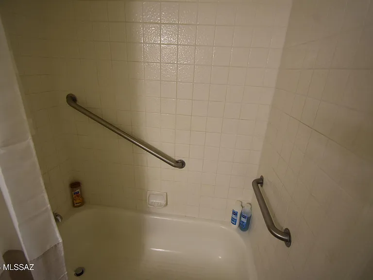 1200 E River Rd #J122 — Photo 13