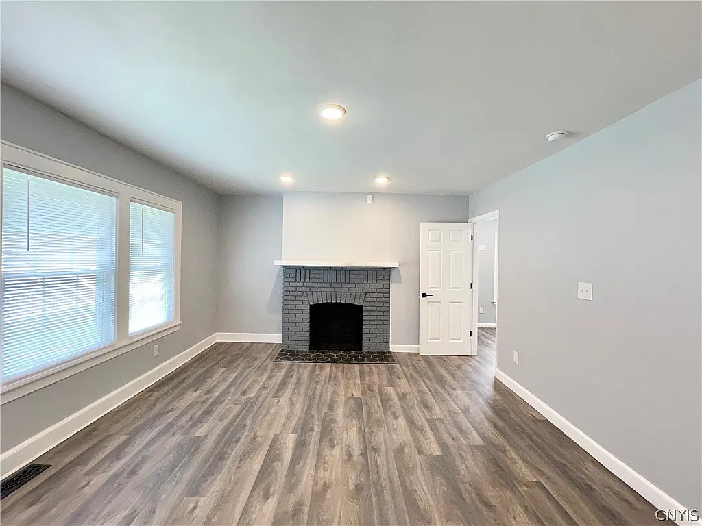 3 bed, 2.0 bath, 1156 sqft, $2,100 — Photo 4