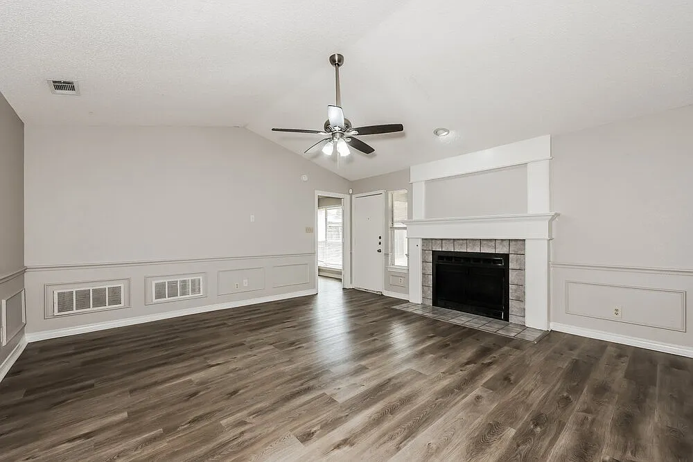 3 bed, 2.0 bath, 1251 sqft, $2,115 — Photo 3