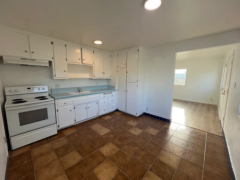 117 W Hickory Ave — Photo 3