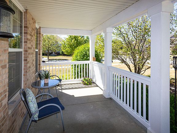 3rd image of 806 Shorewood Dr