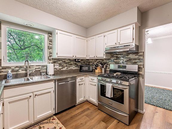 5th image of 309 Sumption Dr