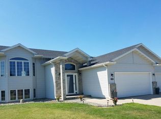 515 Fairway Dr, Casselton, ND 58012