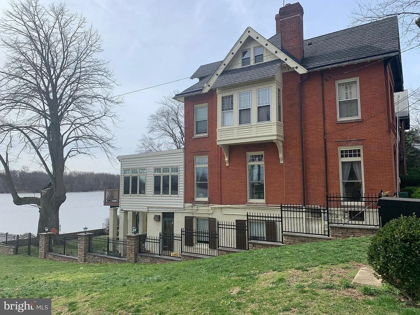 256 Radcliffe St — Photo 2