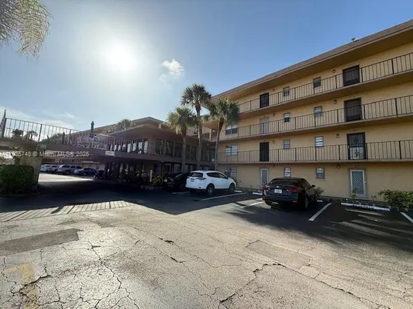 9370 SW 8th St APT 402, Boca Raton, FL 33428