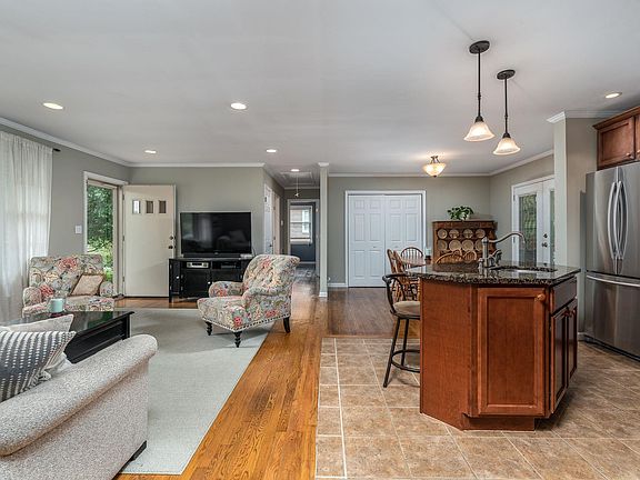 5th image of 216 Eldon Ct