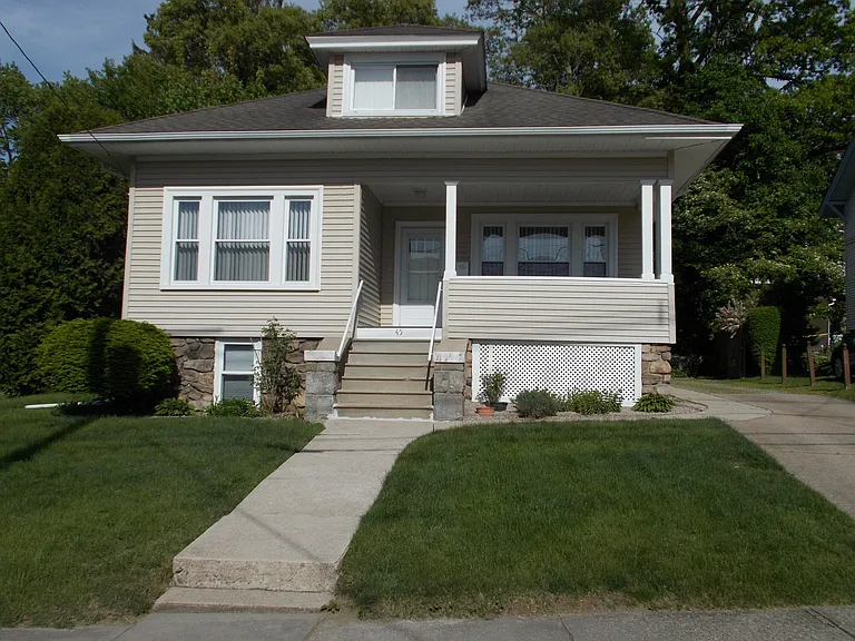 Spruce St — Photo 1