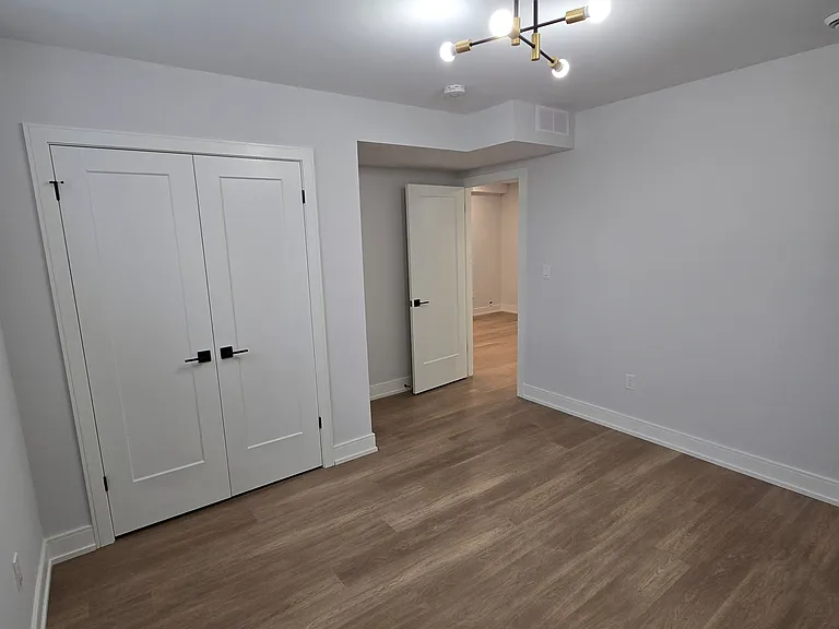 7394 Splendour Dr #LOWER — Photo 10